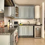 - Sleeps 4 - Jacuzzi - Terrace - Pool Apartment *