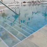 - Sleeps 4 - Jacuzzi - Terrace - Pool Apartament