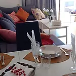 - Sleeps 4 - Jacuzzi - Terrace - Pool Apartment *