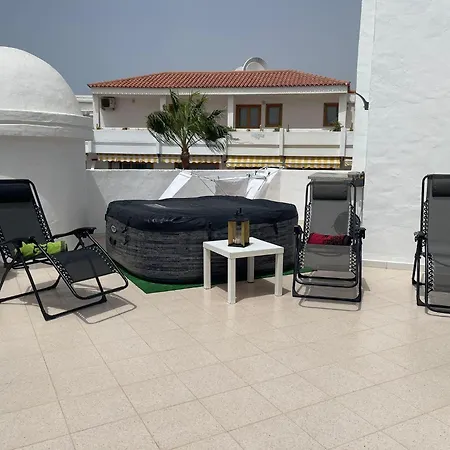 - Sleeps 4 - Jacuzzi - Terrace - Pool Daire *