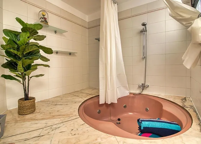 Apartment - Sleeps 4 - Jacuzzi - Terrace - Pool