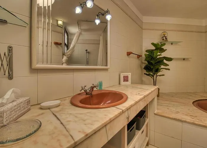 - Sleeps 4 - Jacuzzi - Terrace - Pool Apartment *