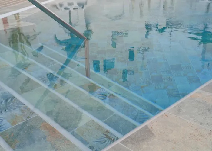 - Sleeps 4 - Jacuzzi - Terrace - Pool Apartment