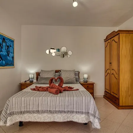 Apartment Lovely 2-bed & Jacuzzi Terrace & Pool