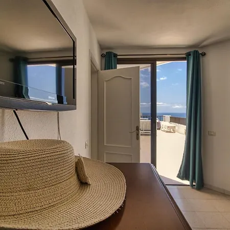 Lovely 2-bed & Jacuzzi Terrace & Pool