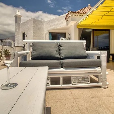 Lovely 2-bed & Jacuzzi Terrace & Pool Apartment