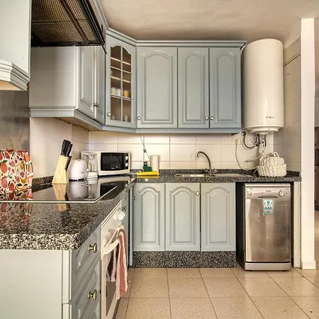 - Sleeps 4 - Jacuzzi - Terrace - Pool شقة *