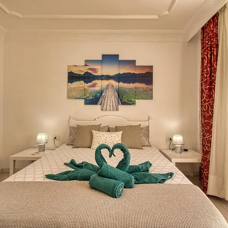 Lovely 2-bed & Jacuzzi Terrace & Pool *