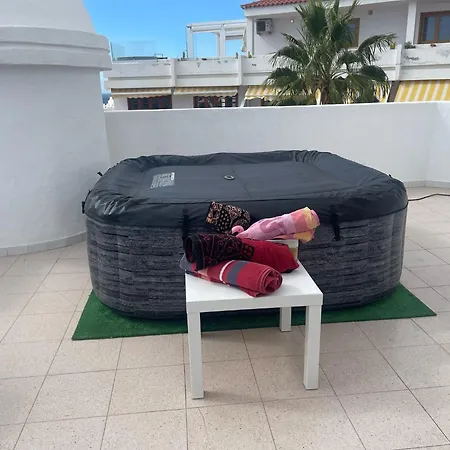 - Sleeps 4 - Jacuzzi - Terrace - Pool شقة