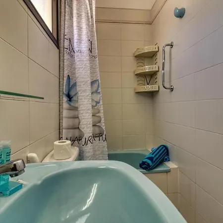 - Sleeps 4 - Jacuzzi - Terrace - Pool 아파트