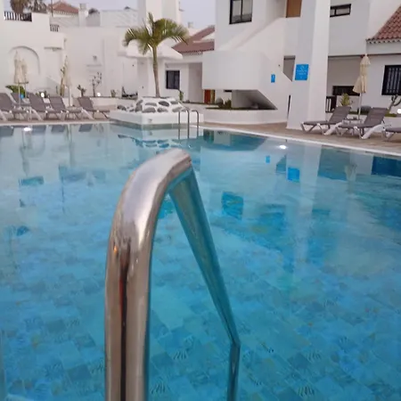 - Sleeps 4 - Jacuzzi - Terrace - Pool شقة *