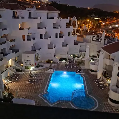 - Sleeps 4 - Jacuzzi - Terrace - Pool דירה *