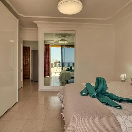 - Sleeps 4 - Jacuzzi - Terrace - Pool 아파트 *