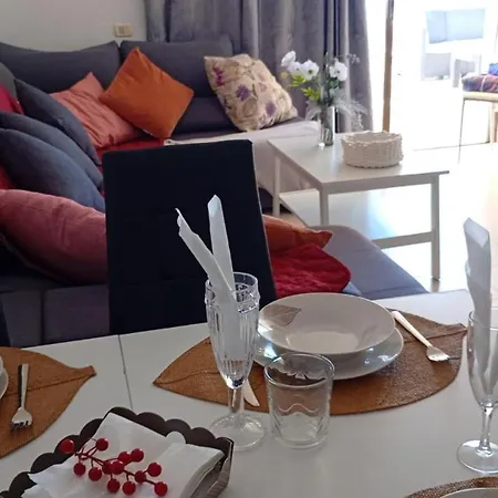 - Sleeps 4 - Jacuzzi - Terrace - Pool شقة *