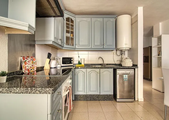 - Sleeps 4 - Jacuzzi - Terrace - Pool דירה *