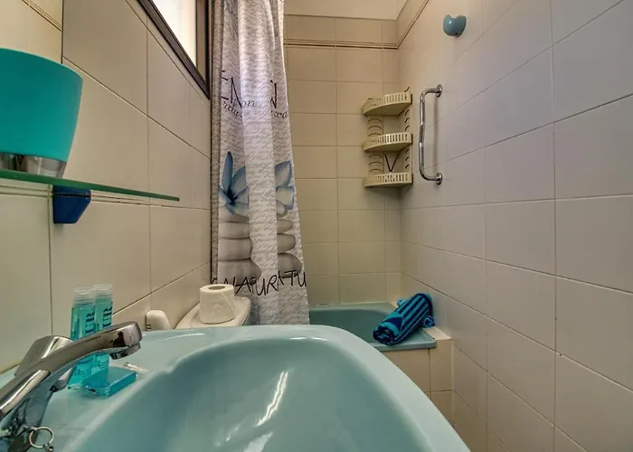 - Sleeps 4 - Jacuzzi - Terrace - Pool אדחה