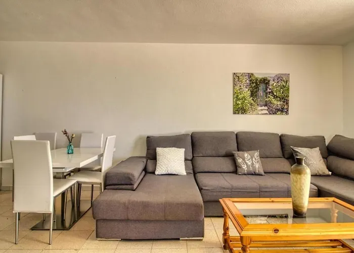 - Sleeps 4 - Jacuzzi - Terrace - Pool * אדחה