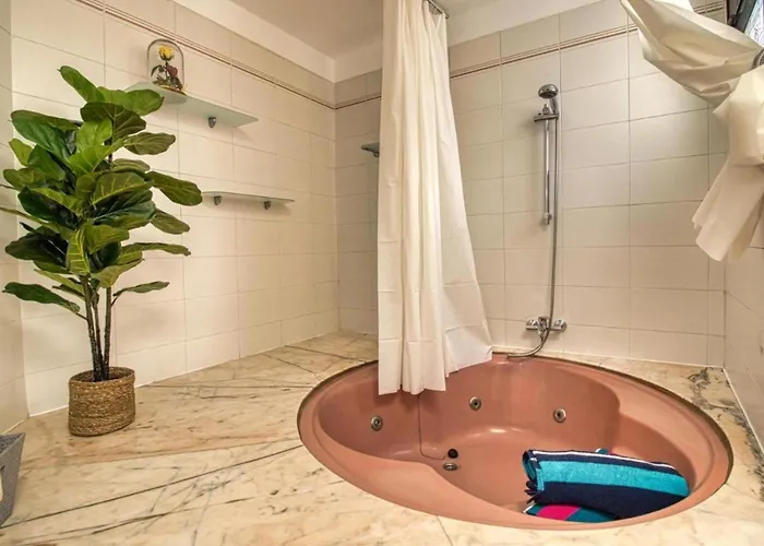 - Sleeps 4 - Jacuzzi - Terrace - Pool *