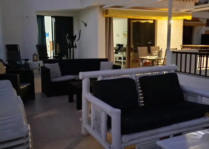 - Sleeps 4 - Jacuzzi - Terrace - Pool דירה