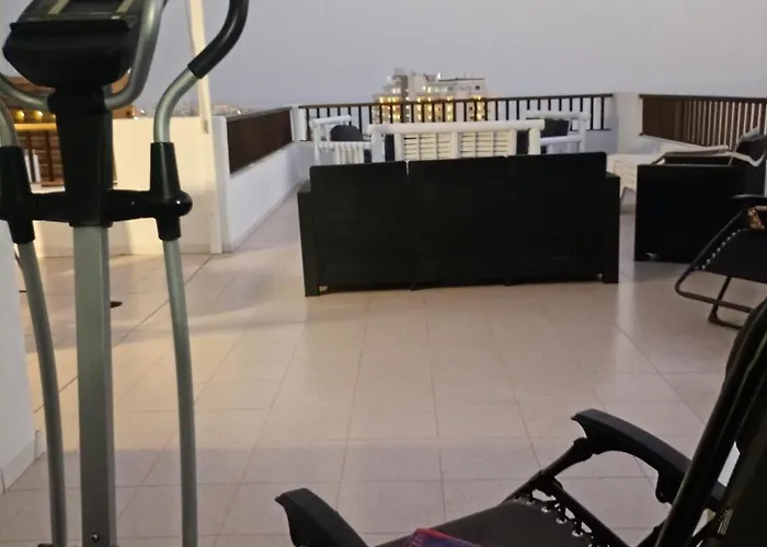 - Sleeps 4 - Jacuzzi - Terrace - Pool דירה אדחה