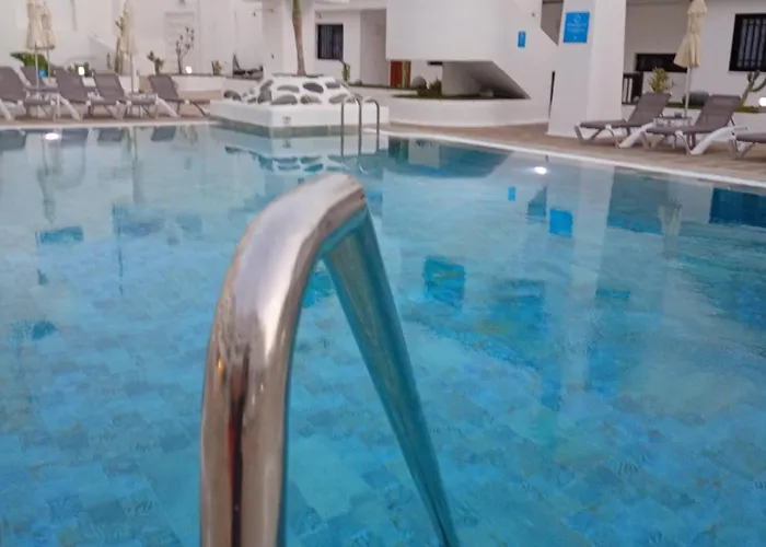 - Sleeps 4 - Jacuzzi - Terrace - Pool דירה *