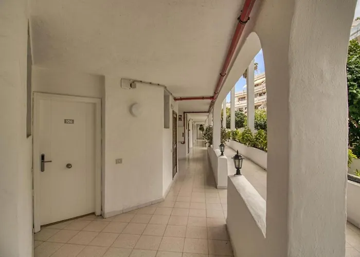 - Sleeps 4 - Jacuzzi - Terrace - Pool אדחה