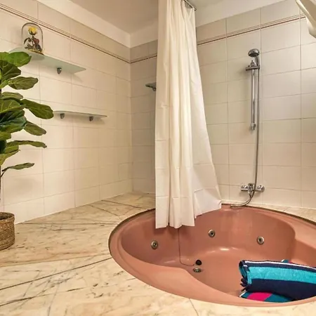 - Sleeps 4 - Jacuzzi - Terrace - Pool *