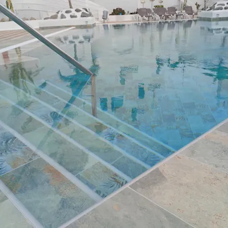 - Sleeps 4 - Jacuzzi - Terrace - Pool 公寓