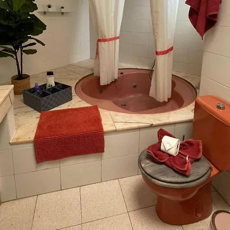 - Sleeps 4 - Jacuzzi - Terrace - Pool 公寓